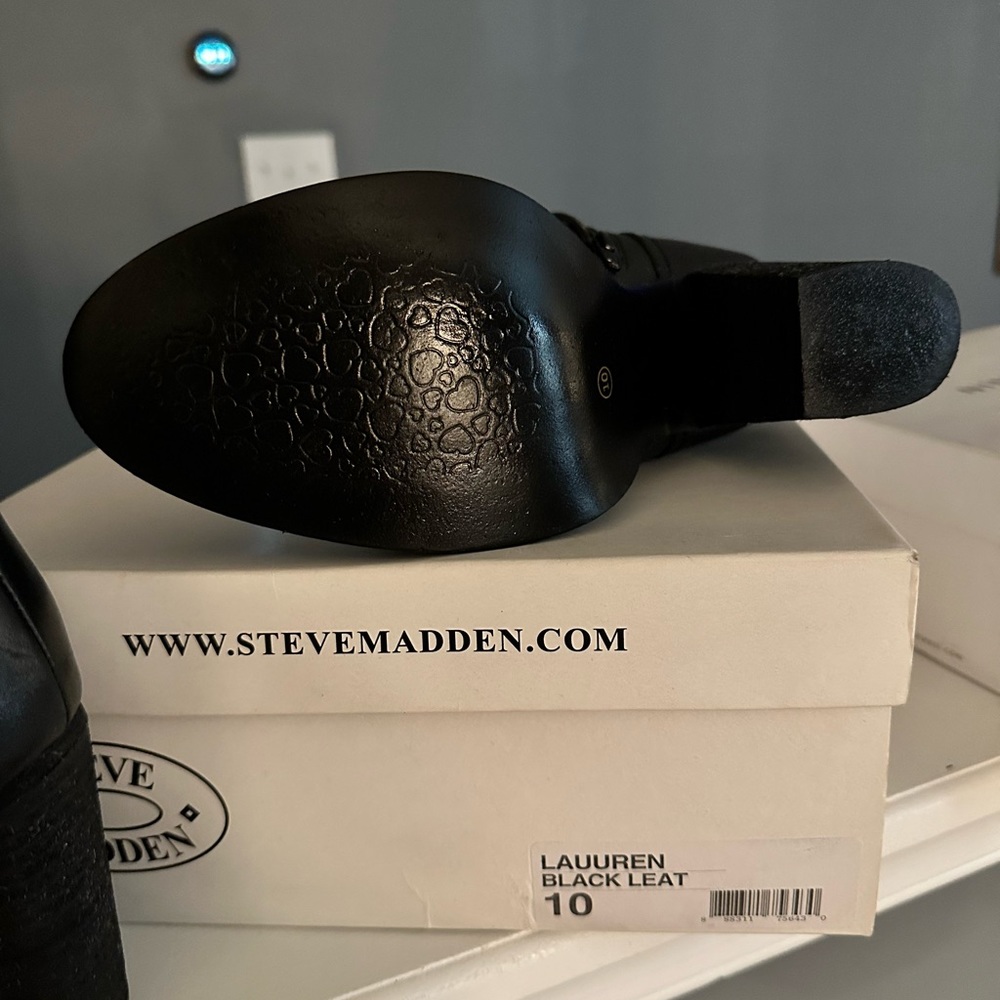 Gently used black leather Steve Madden lace up boots